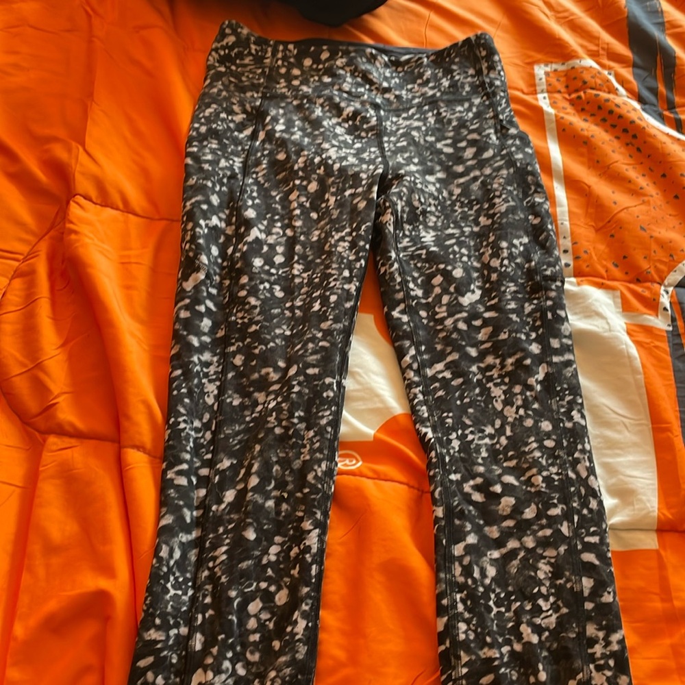 lululemon size 6 black and white leggings